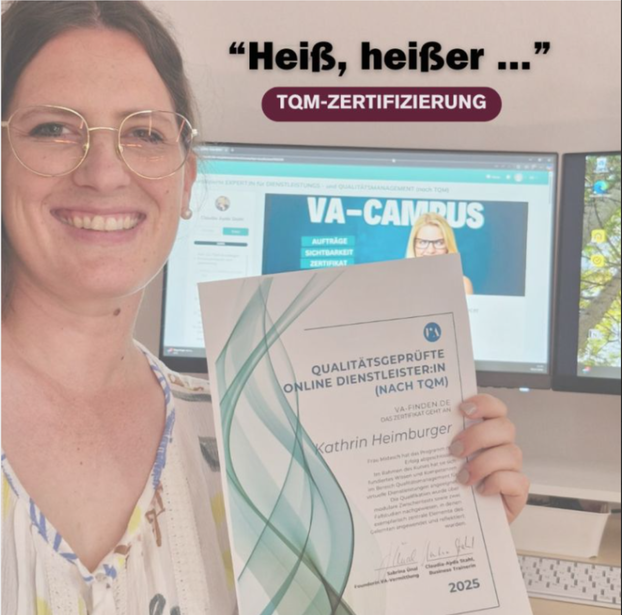 Kathrin Heimburger zeigt ihr Zertifikat als qualitätsgeprüfte Online-Dienstleisterin nach TQM.